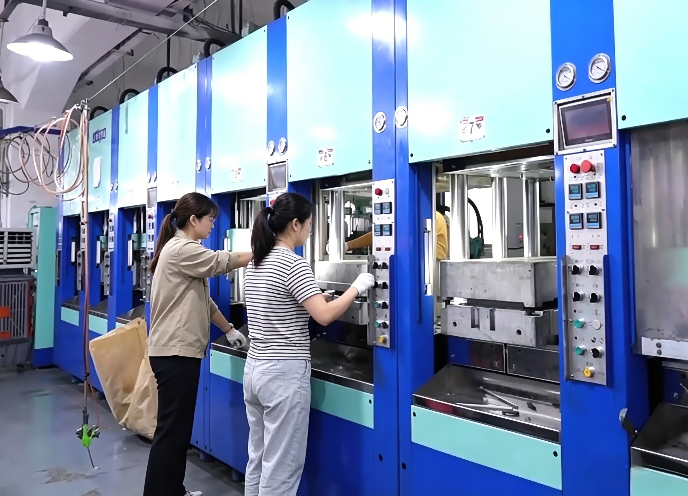 EVA beach tote injection molding machine in our factory